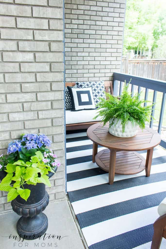 Summer Porch Decor Ideas: Black and White - Inspiration For Moms